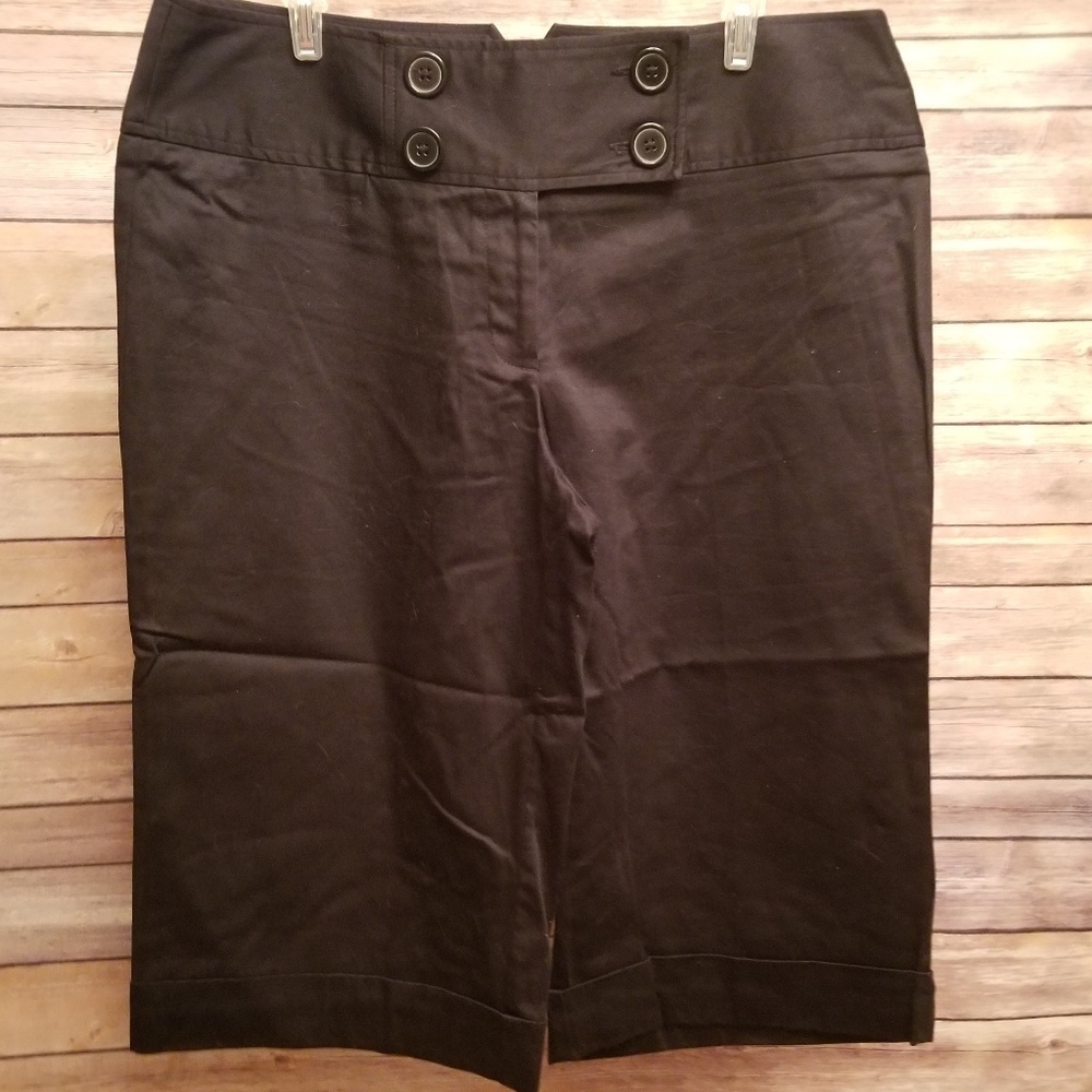 Slimming flat-front capri pants